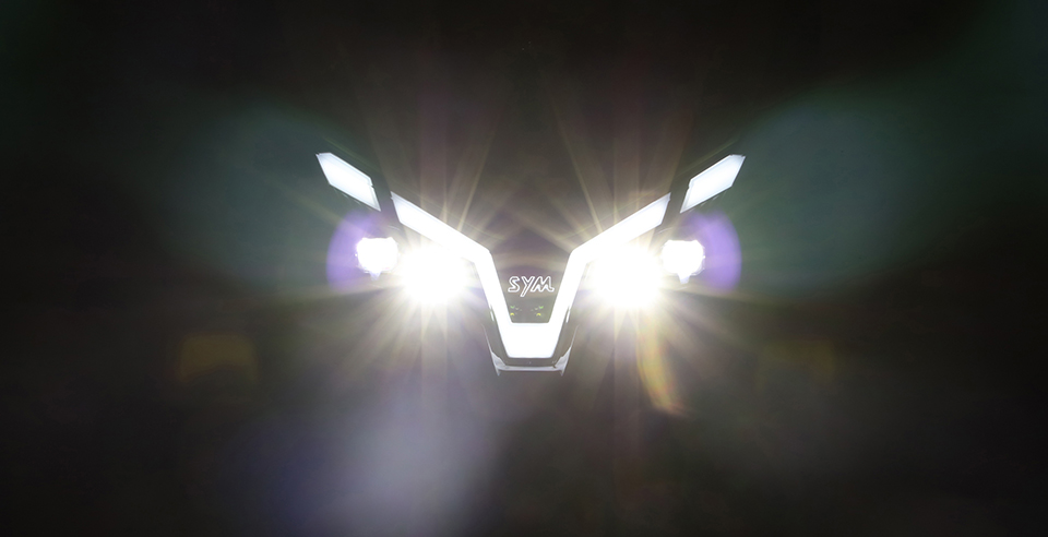深V位置灯与四晶透镜双大灯，全车LED灯具.jpg